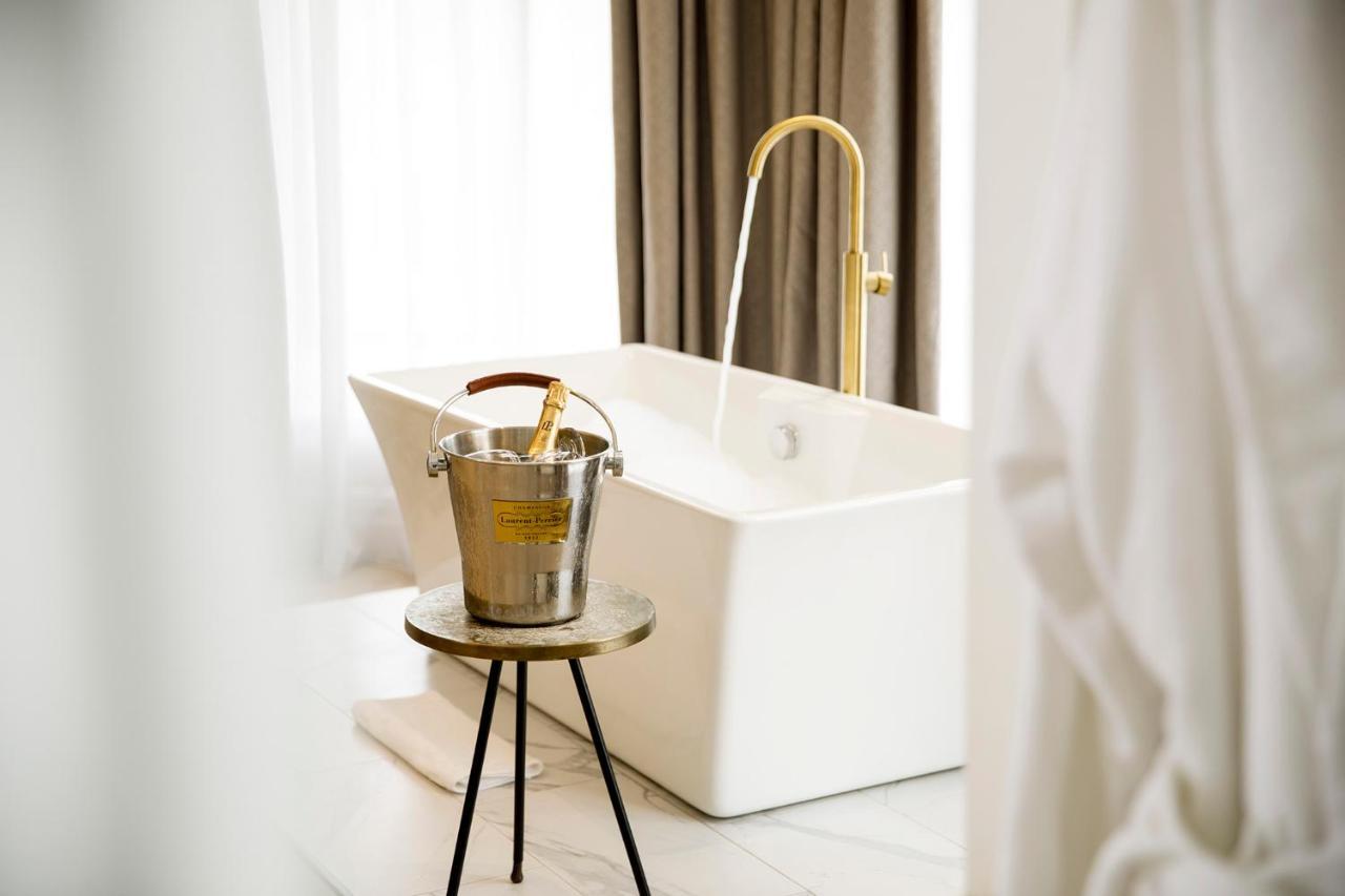 Lanelay Hall Hotel & Spa Hensol Eksteriør billede A freestanding bathtub