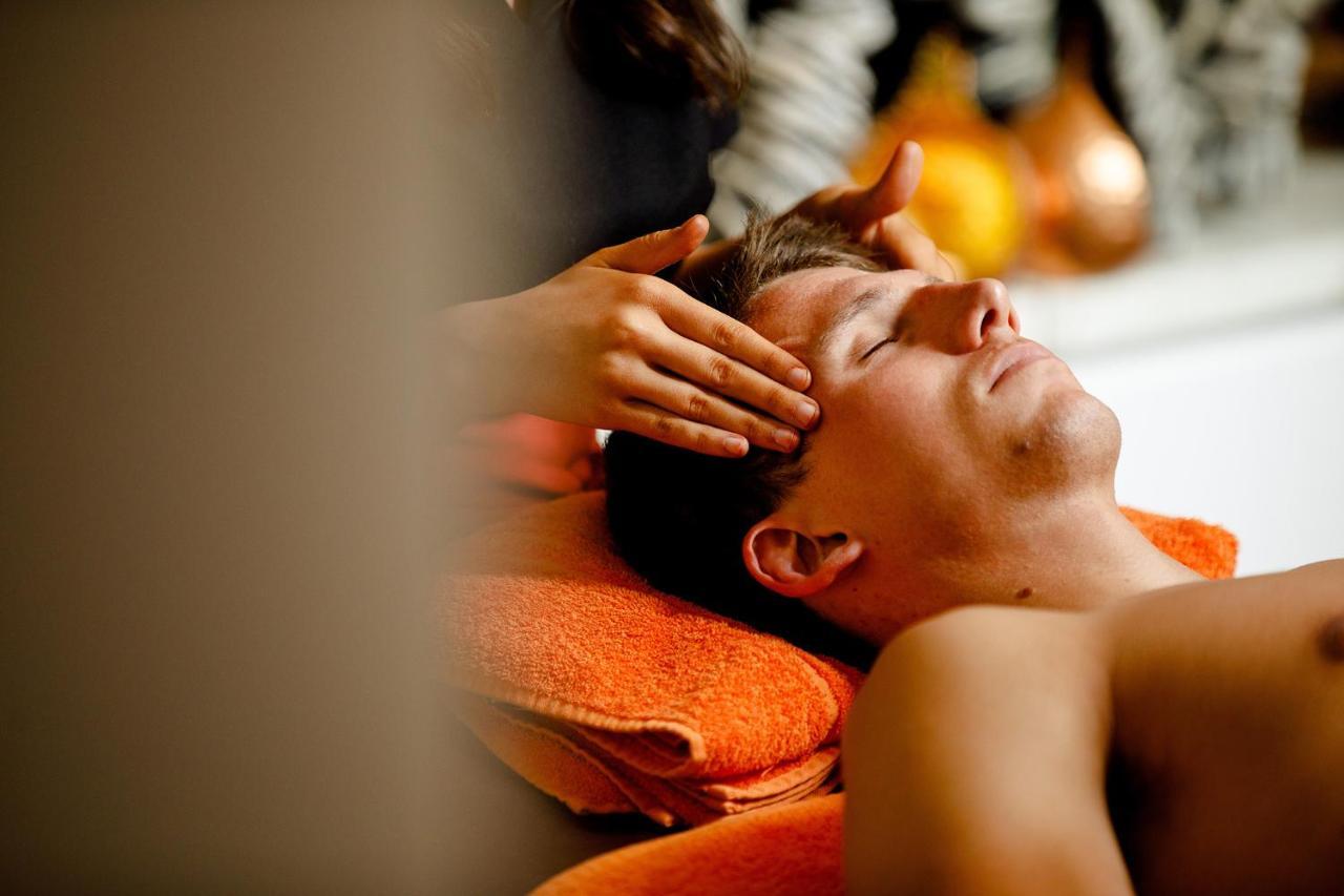 Lanelay Hall Hotel & Spa Hensol Eksteriør billede A man receiving a head massage