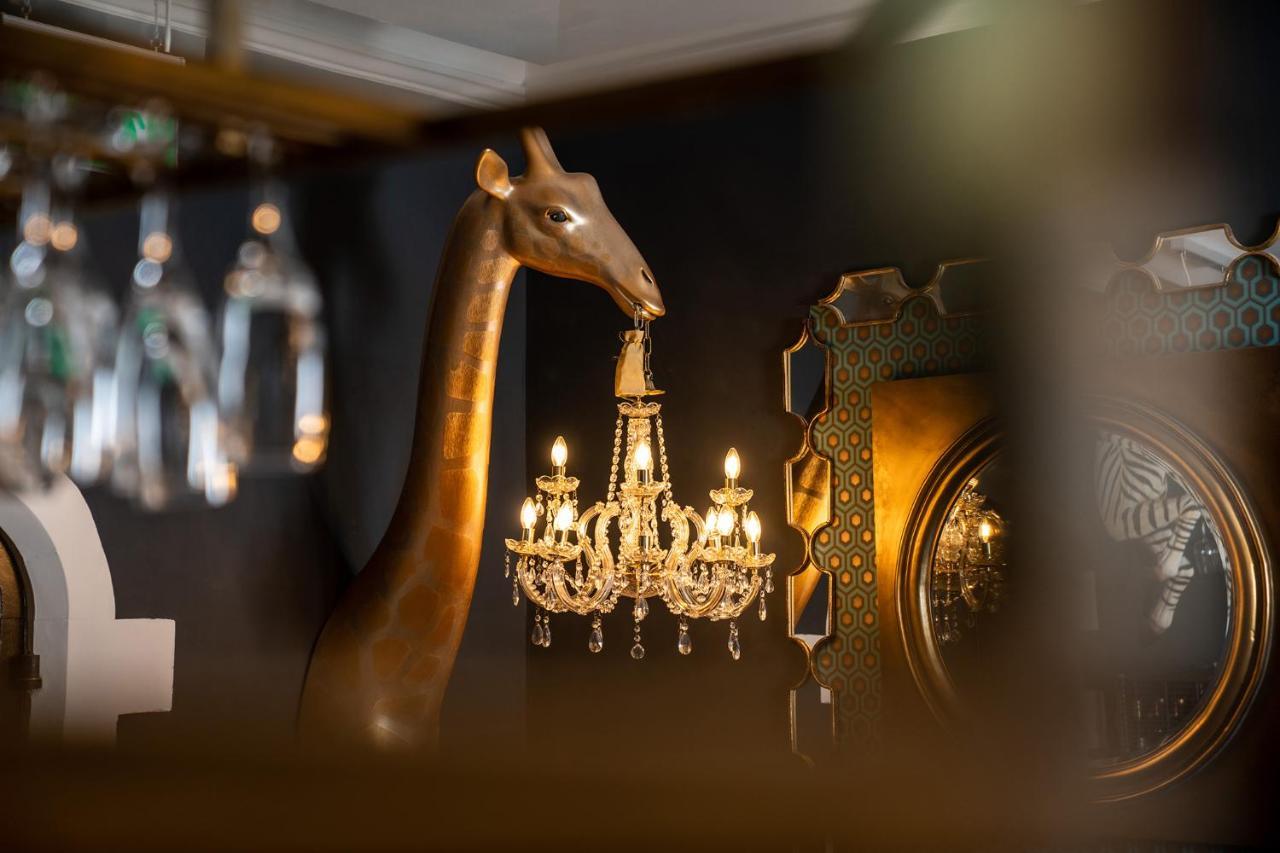 Lanelay Hall Hotel & Spa Hensol Eksteriør billede The Giraffe Bar