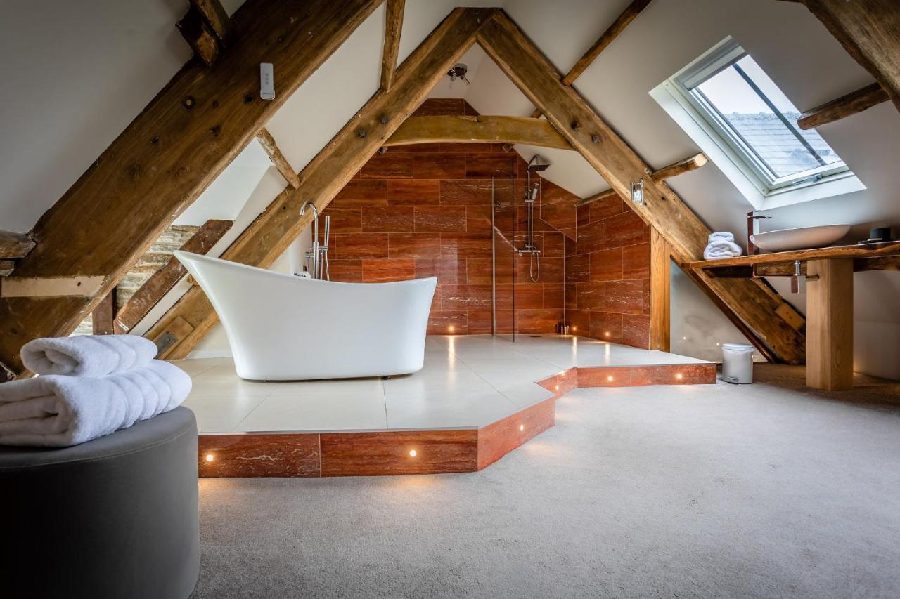 Lanelay Hall Hotel & Spa Hensol Eksteriør billede The bathroom at The Old Mill